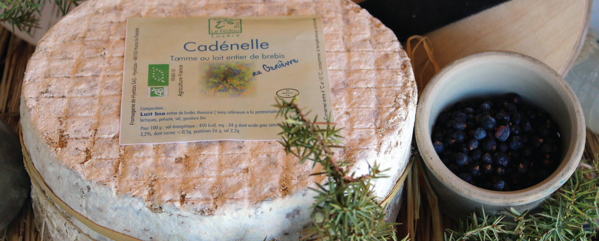 Tomme Cadénelle bio au lait de brebis et baies de genièvre du Causse Méjean.